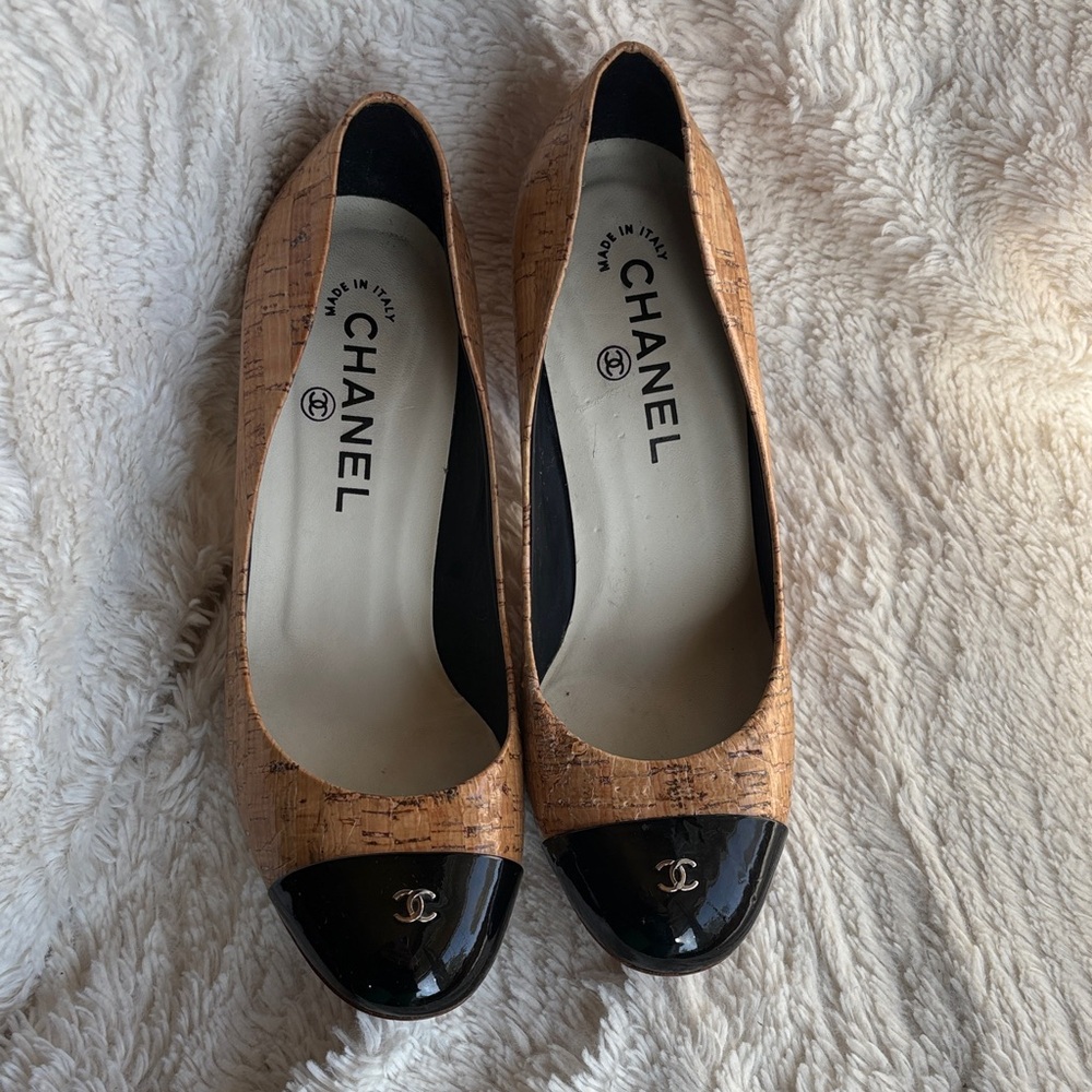 Chanel Women's Tan and Black heels size 7